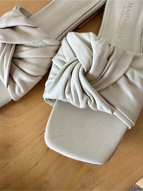 Beautiisoles white slides